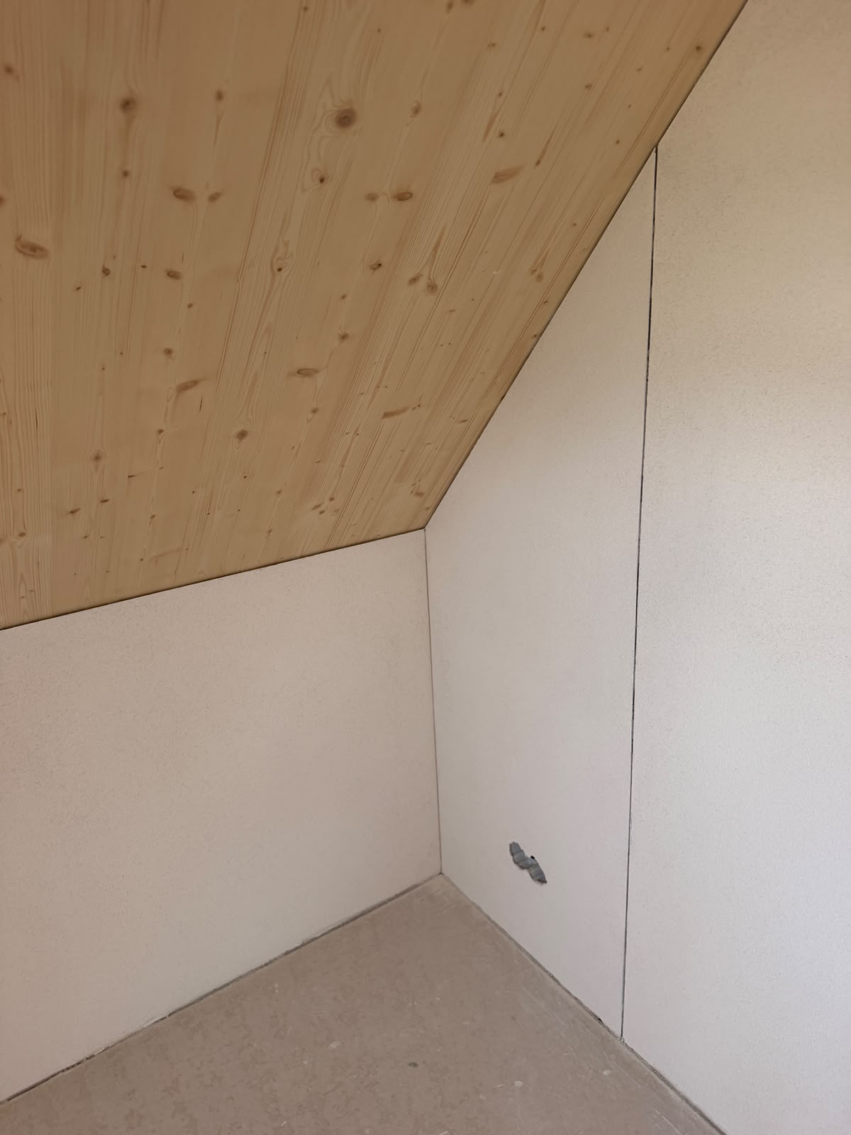Gipsarbeiten und Innenausbau unter einer Dachschräge
