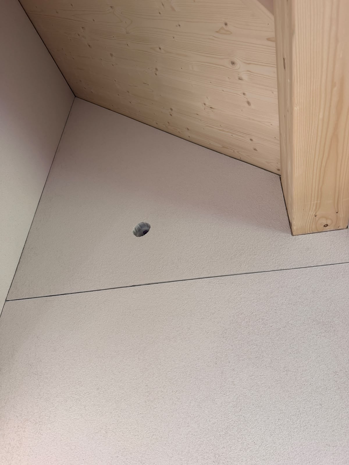 Sauber bearbeitete Wandfläche im Dachgeschoss