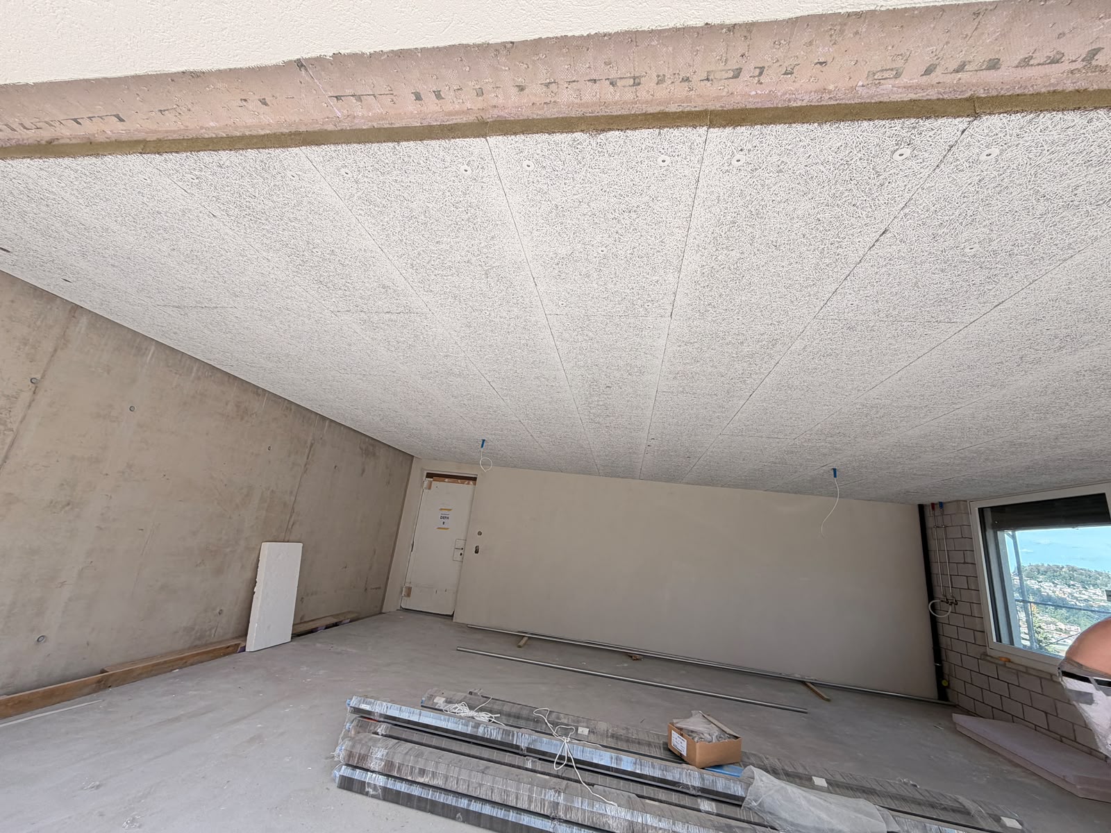 Renovierter Innenraum mit fertig bearbeiteter Decke